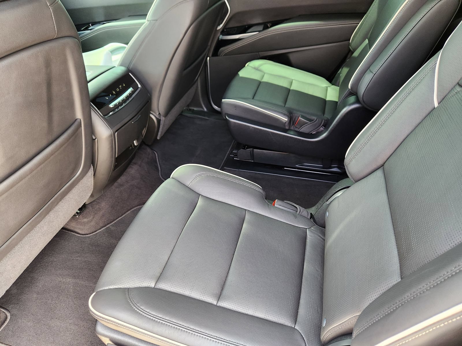 Used 2025 Cadillac Escalade Sport AWD/4WD image 29