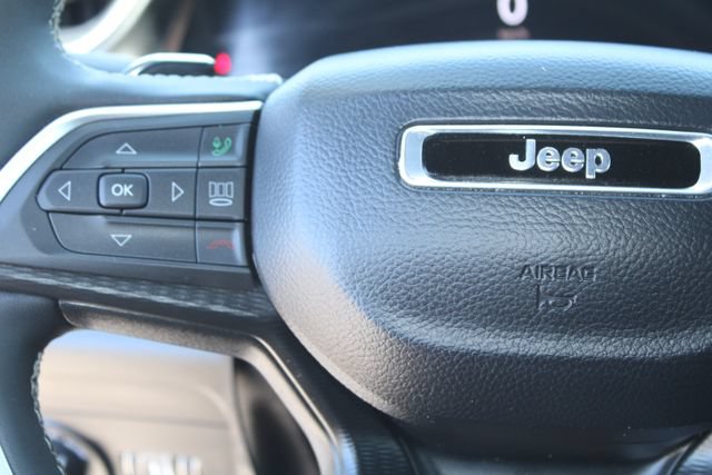 Used 2025 Jeep Grand Cherokee Altitude RWD image 16