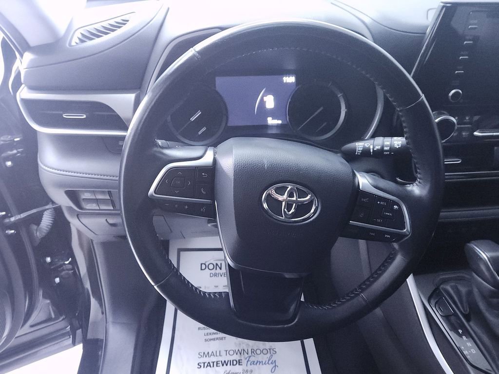 Used 2020 Toyota Highlander XLE AWD/4WD image 14