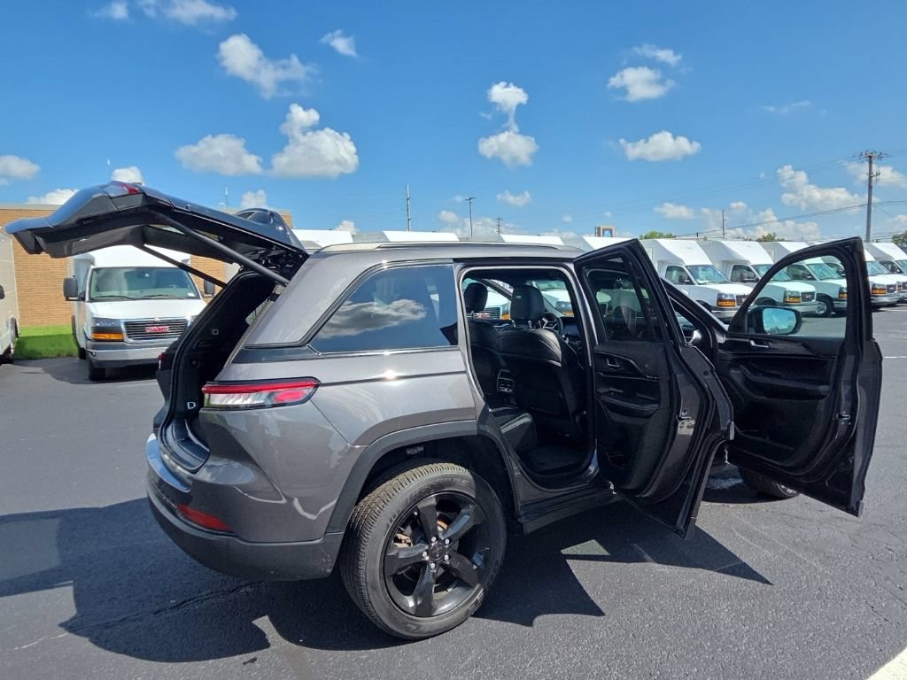Used 2025 Jeep Grand Cherokee Altitude AWD/4WD image 15