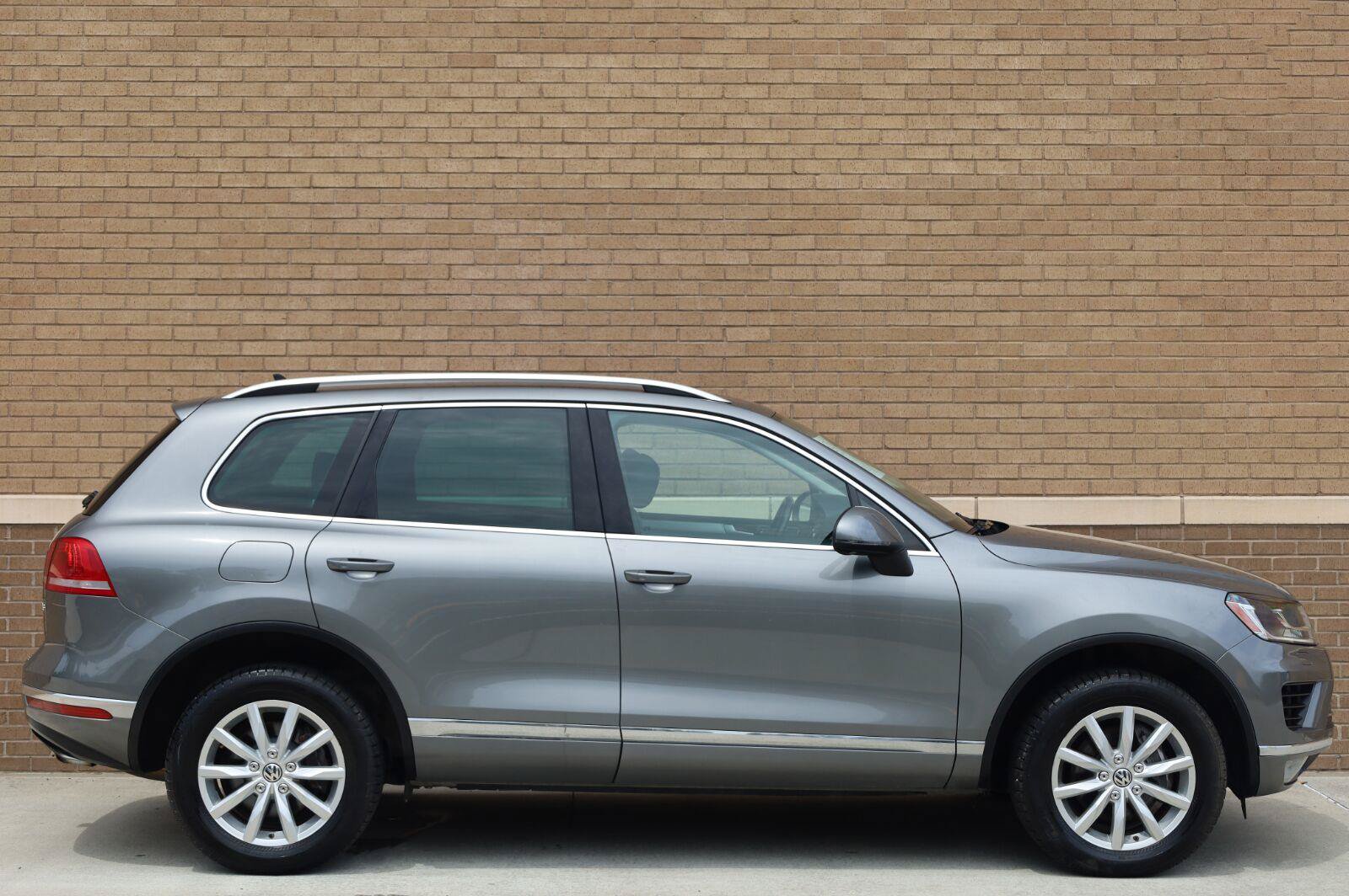 Used 2017 Volkswagen Touareg Sport AWD/4WD image 3