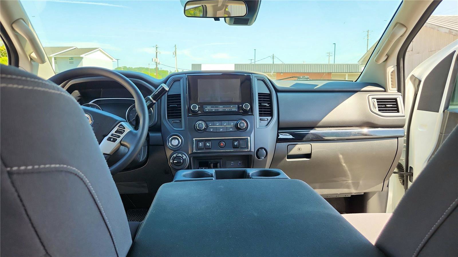 Used 2022 Nissan Titan SV AWD/4WD image 17