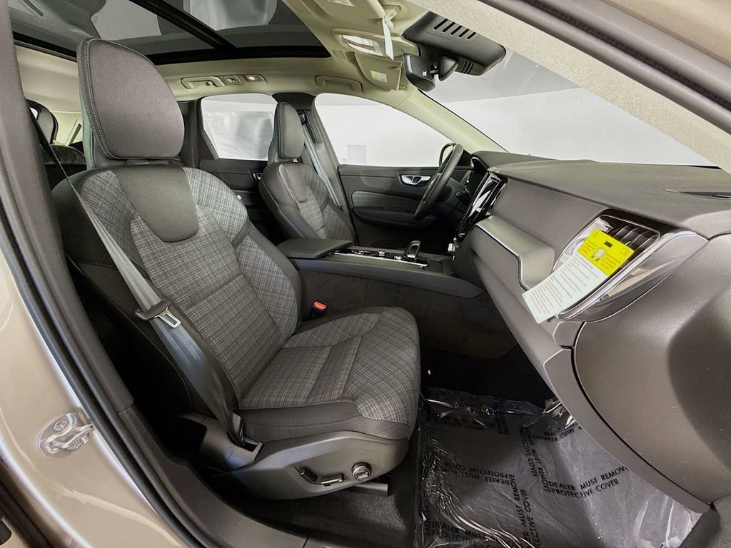 Used 2025 Volvo XC60 B5 Core w/ Protection Package Premier image 28