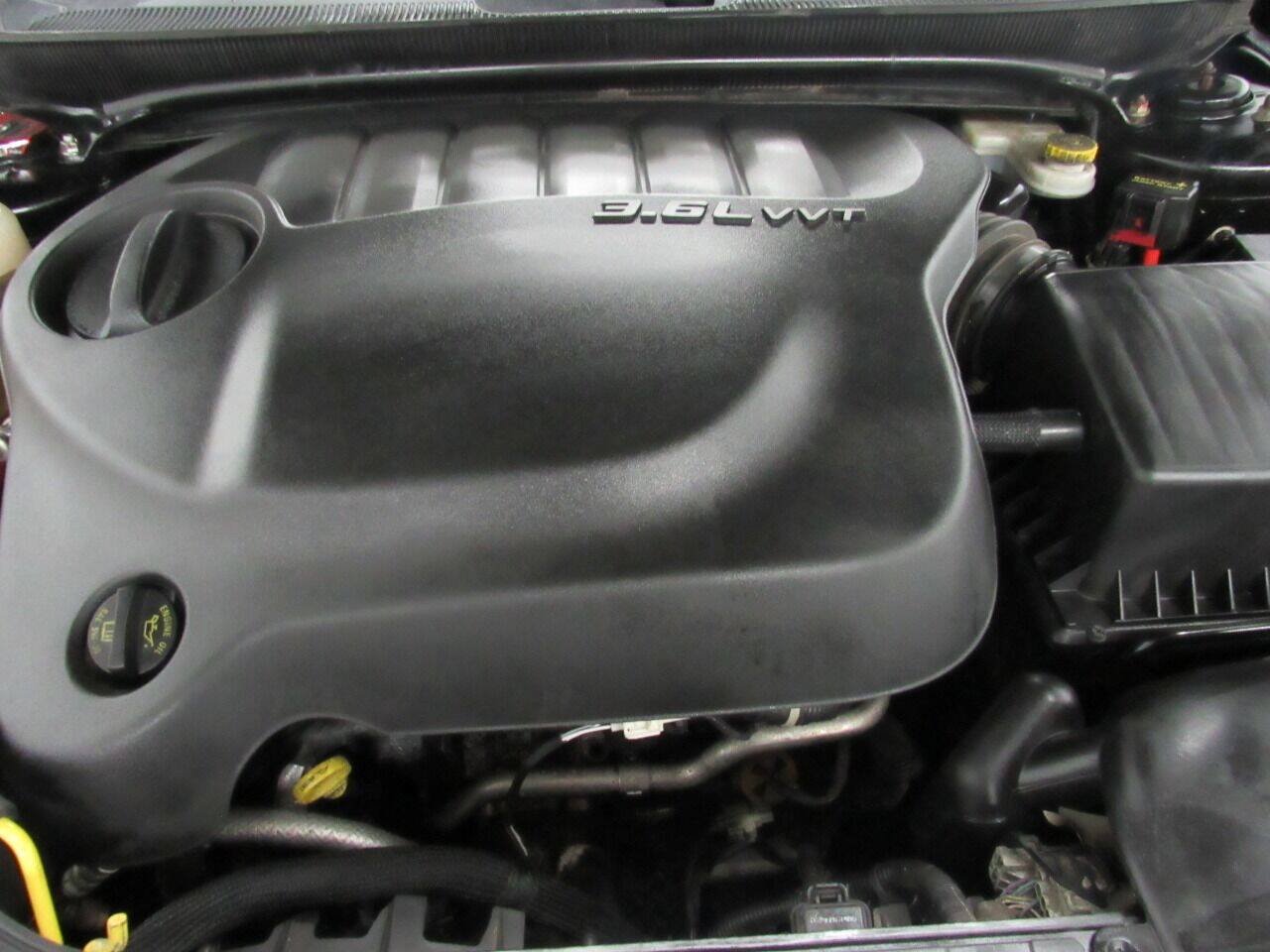 Used 2011 Chrysler 200 Limited FWD image 5
