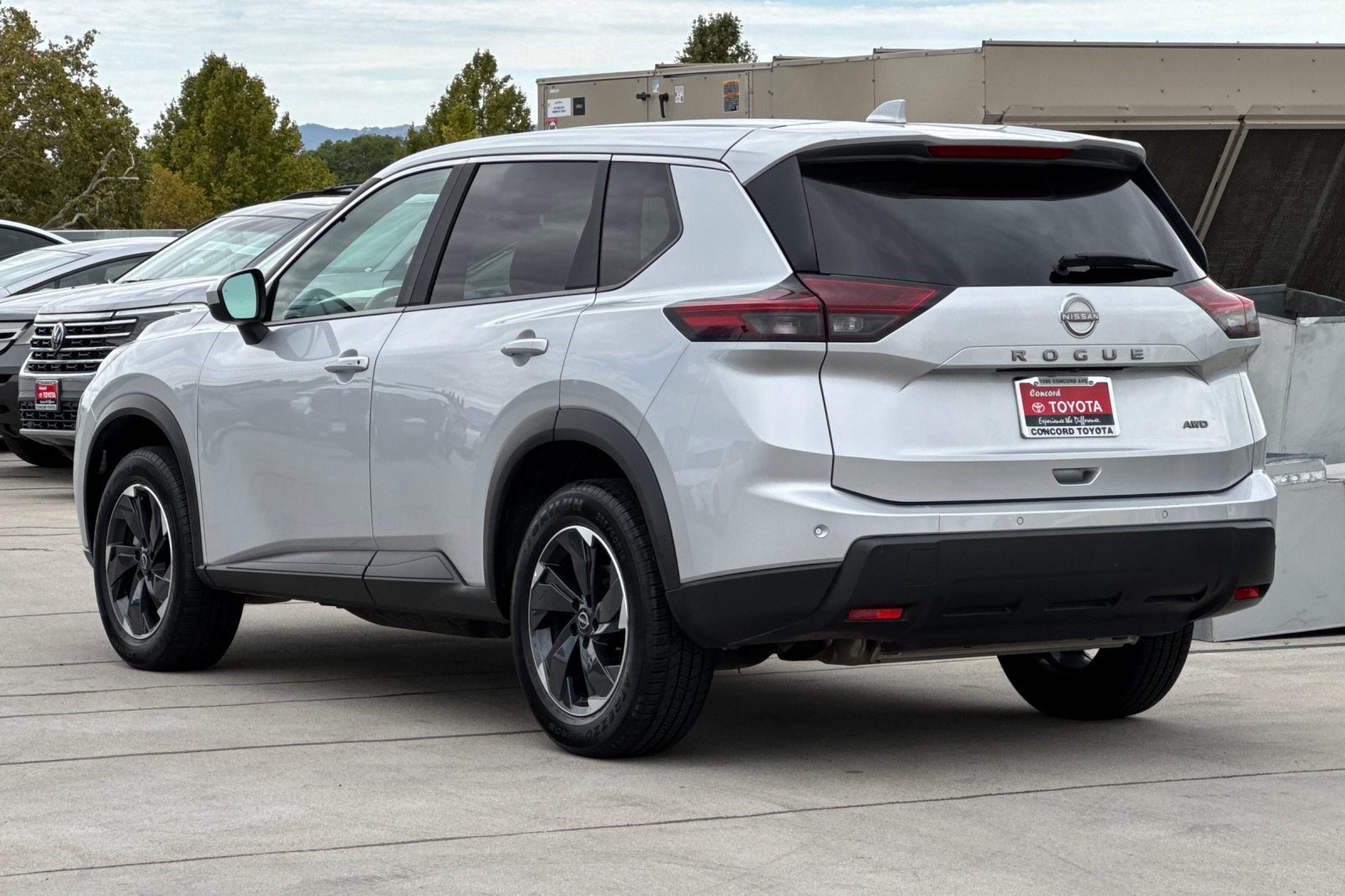 Used 2025 Nissan Rogue SV AWD/4WD image 3