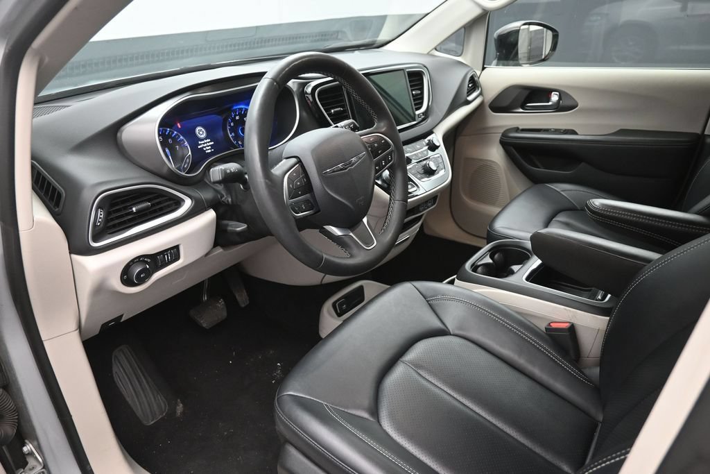 Used 2024 Chrysler Pacifica Touring-L FWD image 18