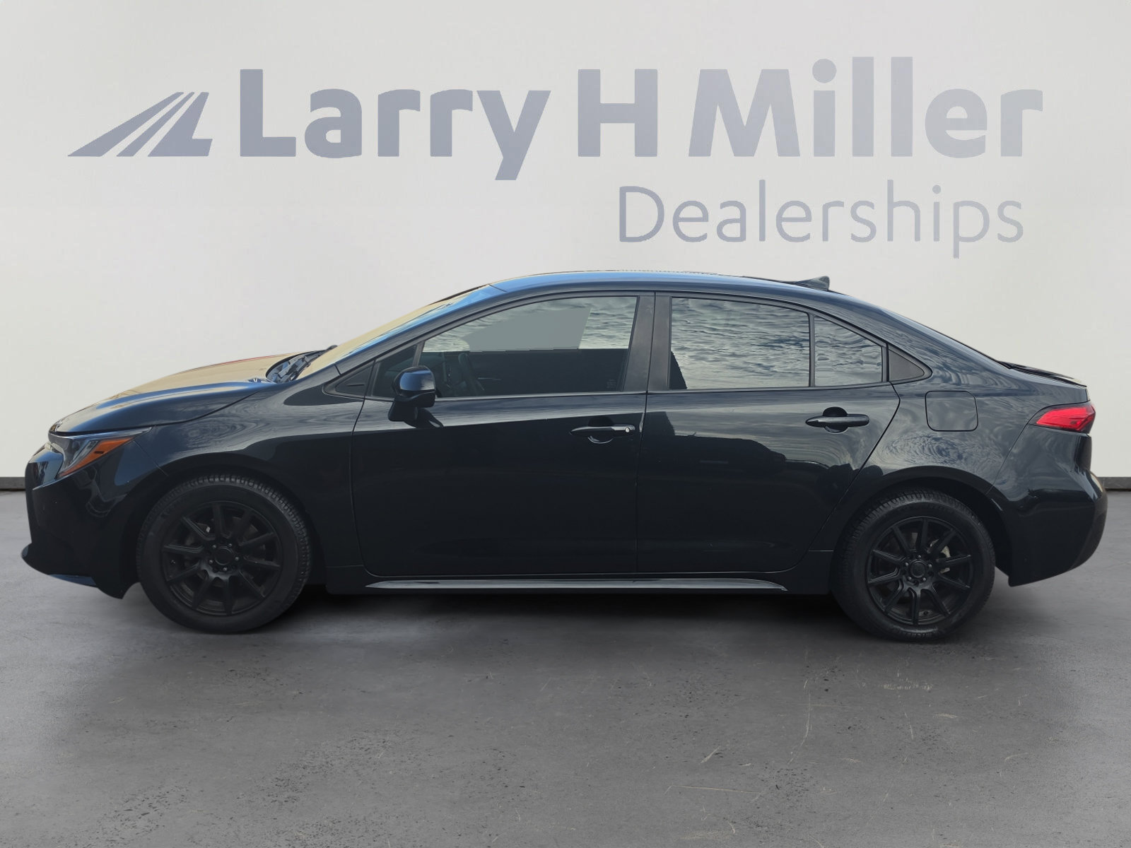 Used 2020 Toyota Corolla LE FWD image 2