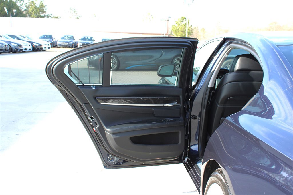 Used 2012 BMW 750i xDrive image 33