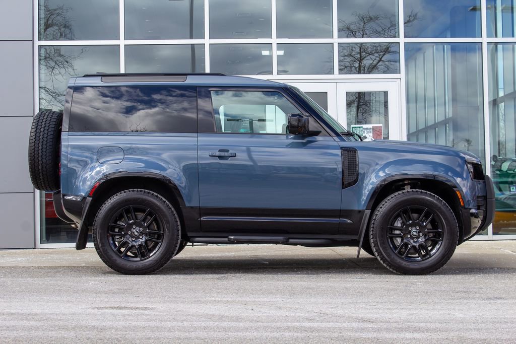 Used 2025 Land Rover Defender 90 X-Dynamic SE image 4