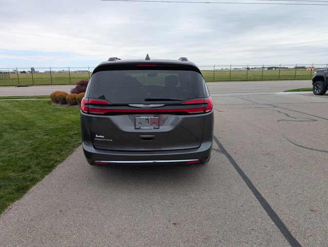 Used 2022 Chrysler Pacifica Touring-L FWD image 7