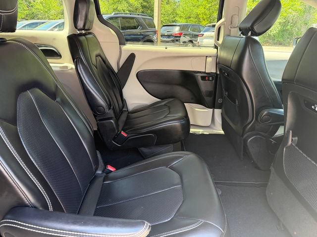 Used 2023 Chrysler Pacifica Touring-L FWD image 8