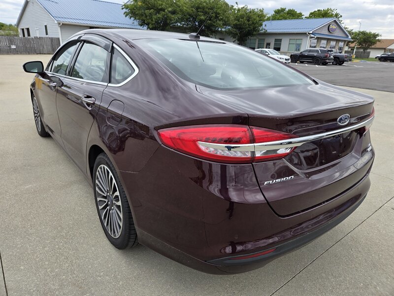 Used 2018 Ford Fusion SE w/ Fusion SE Technology Package FWD image 5