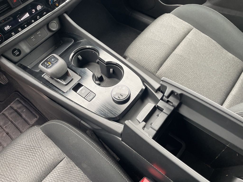 Used 2025 Nissan Rogue SV AWD/4WD image 9