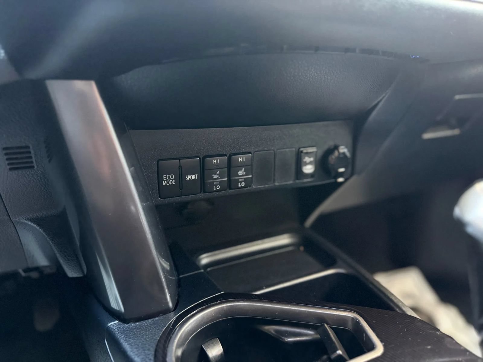 Used 2016 Toyota RAV4 SE FWD image 17