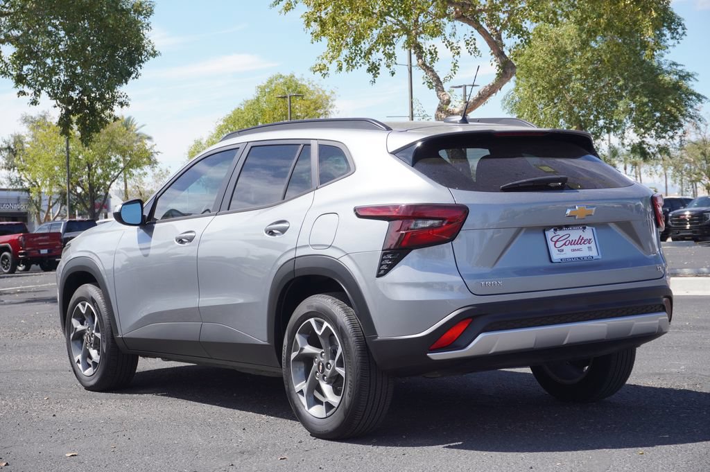 Used 2024 Chevrolet Trax LT w/ Driver Confidence Package FWD image 3