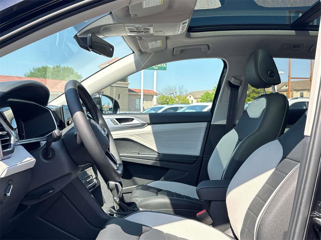 Used 2025 Volkswagen Taos SEL image 7