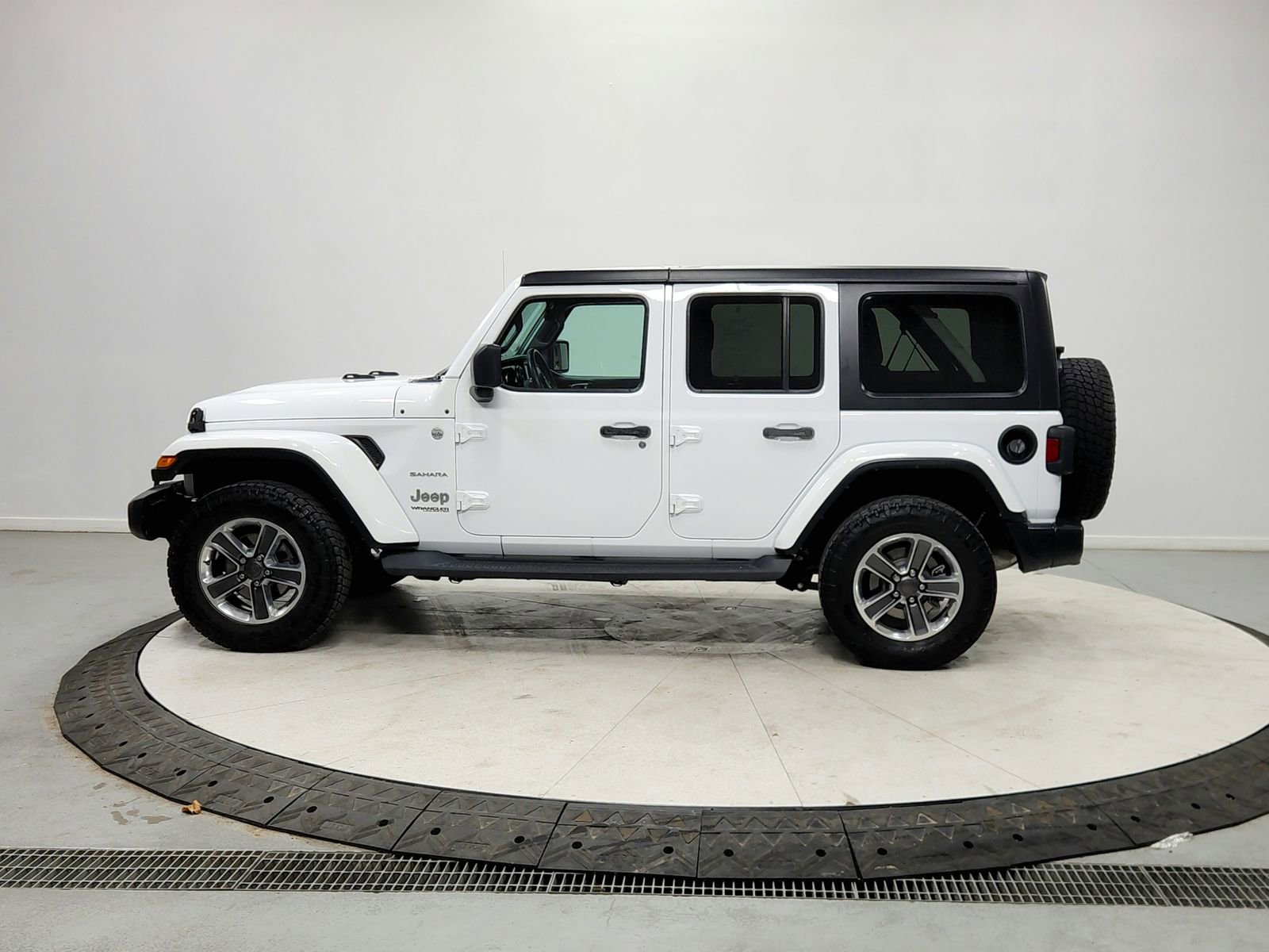 Used 2018 Jeep Wrangler Unlimited Sahara image 4