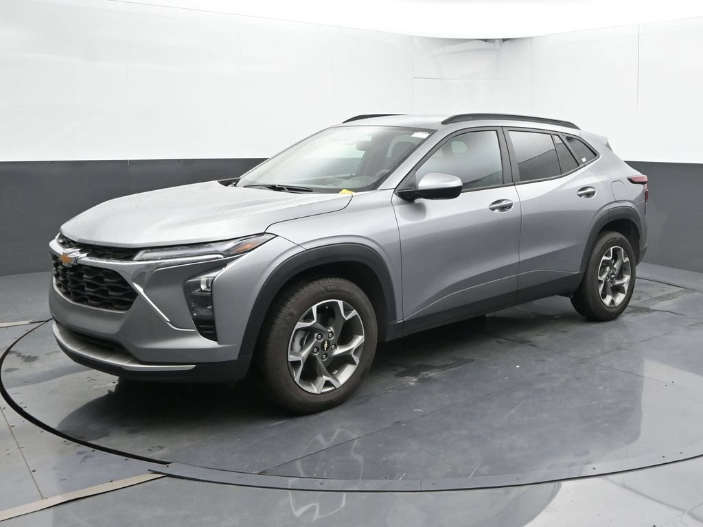 Used 2025 Chevrolet Trax LT FWD image 8