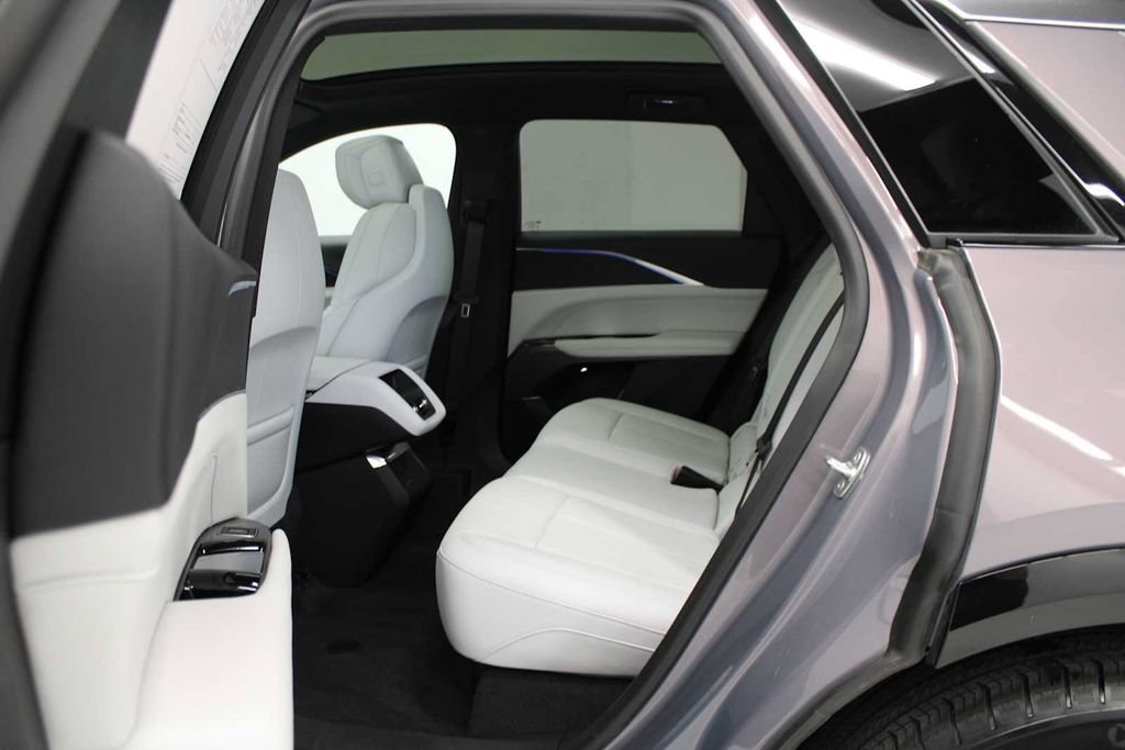 Used 2024 Cadillac Lyriq Luxury AWD/4WD image 45