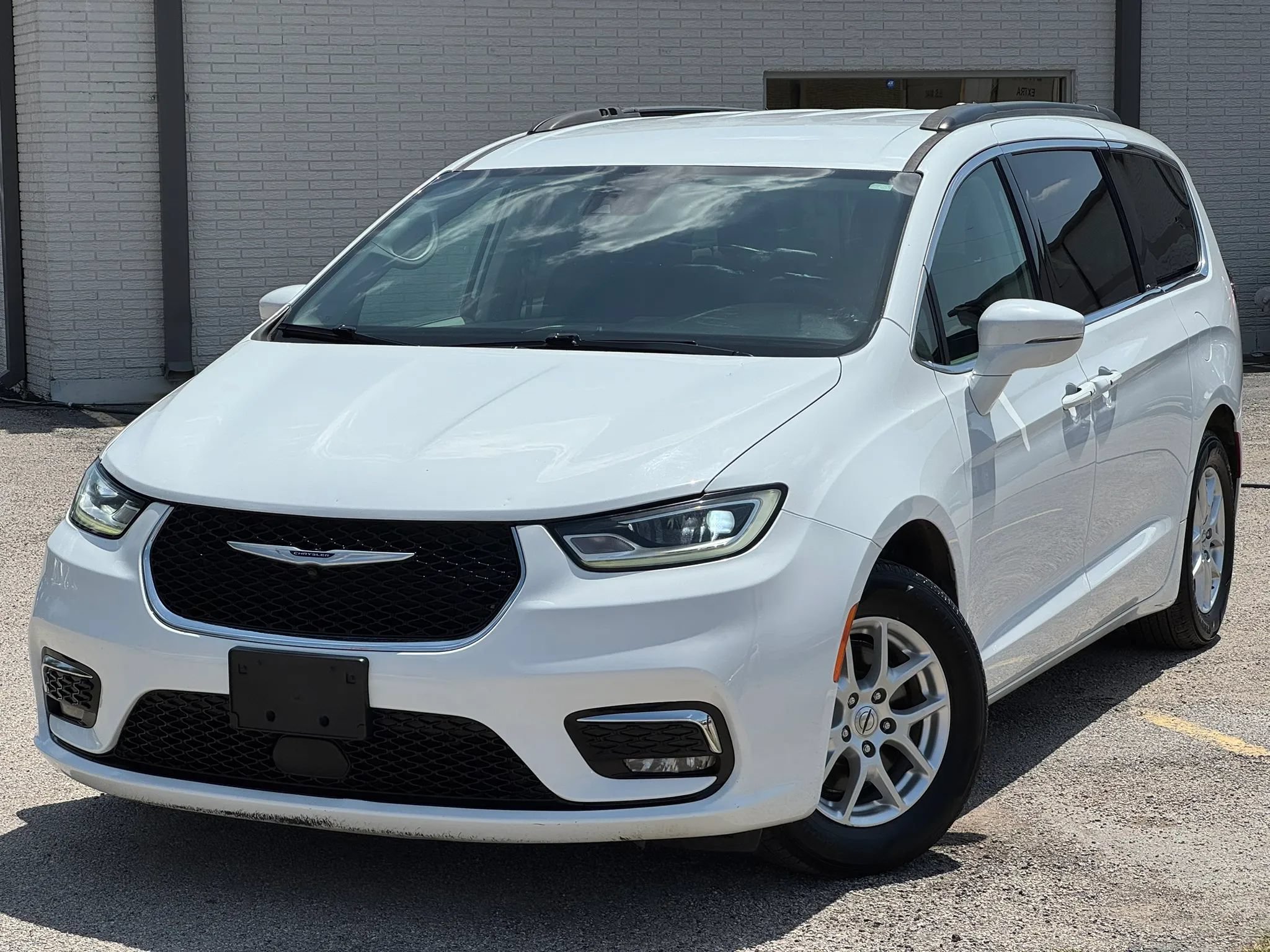 Used 2022 Chrysler Pacifica Touring-L FWD image 2