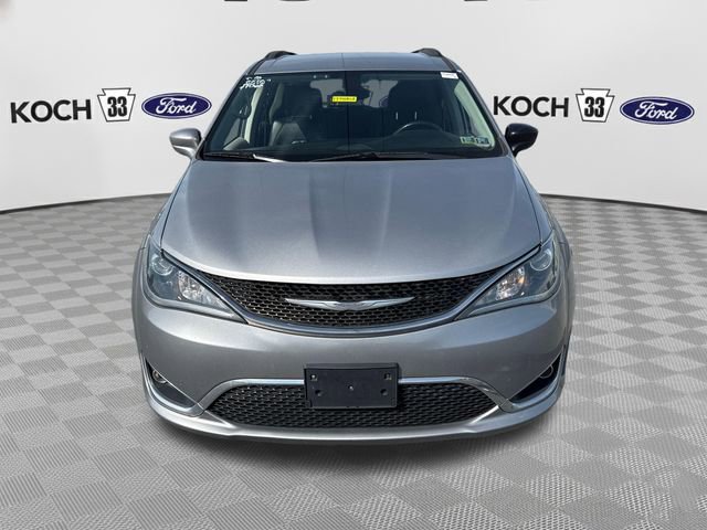 Used 2017 Chrysler Pacifica Touring-L FWD image 2