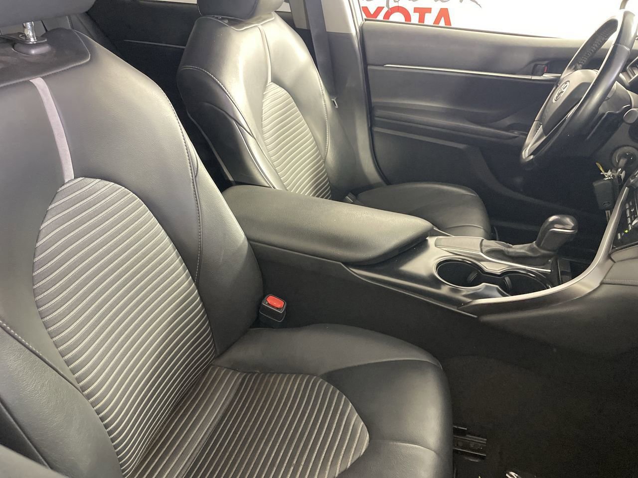 Used 2020 Toyota Camry SE FWD image 26