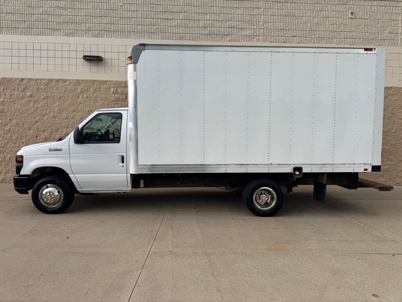 Used 2015 Ford E-350 and Econoline 350 Super Duty RWD image 2