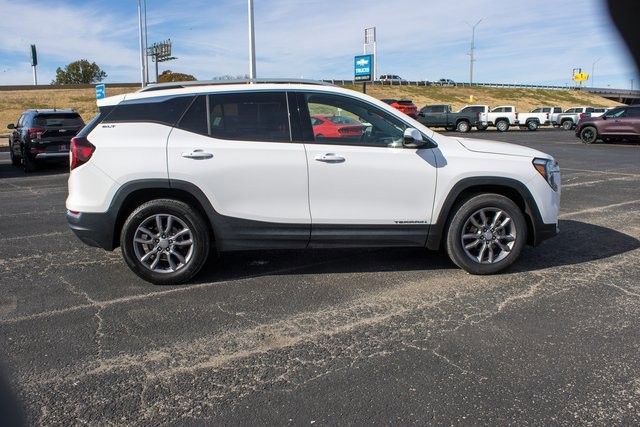Used 2024 GMC Terrain SLT image 2
