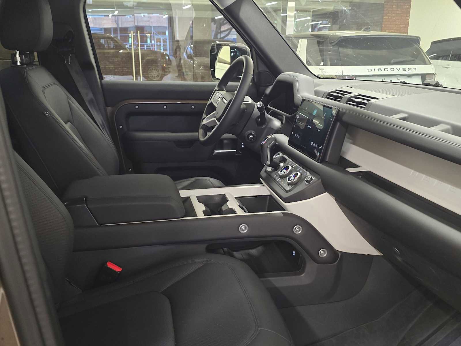 Used 2025 Land Rover Defender 130 S image 12