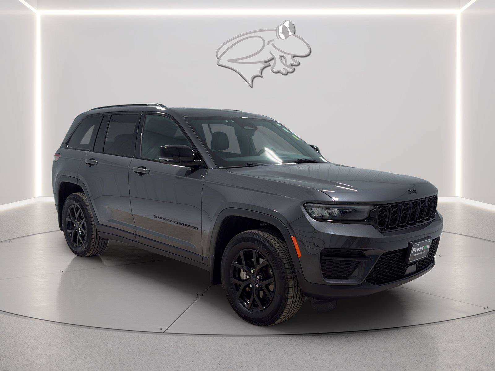 Used 2025 Jeep Grand Cherokee Altitude w/ Trailer Tow Package AWD/4WD image 7