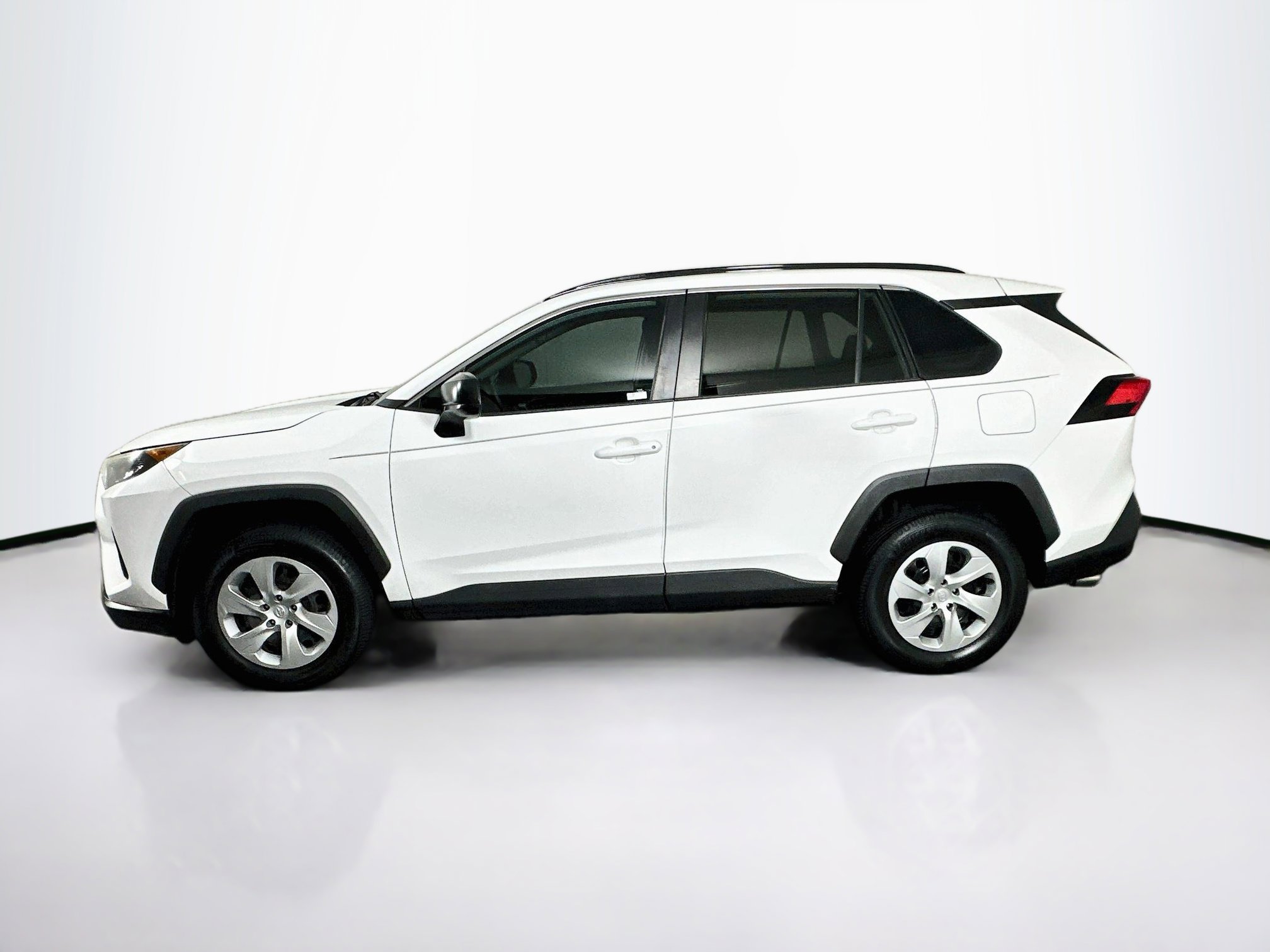 Used 2019 Toyota RAV4 LE FWD image 4