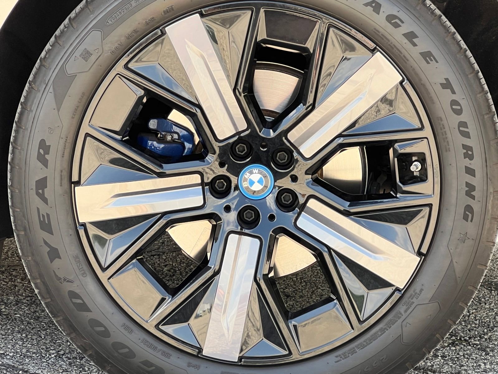 Used 2023 BMW iX xDrive50 w/ Sport Package AWD/4WD image 15