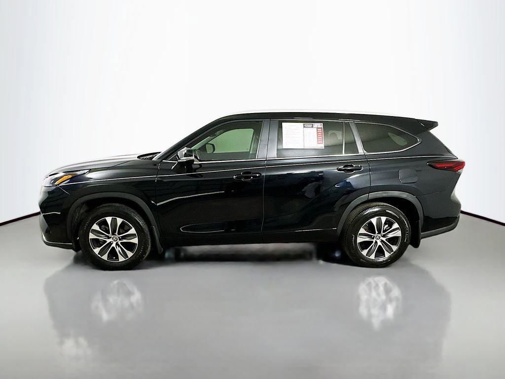 Used 2024 Toyota Highlander XLE image 2