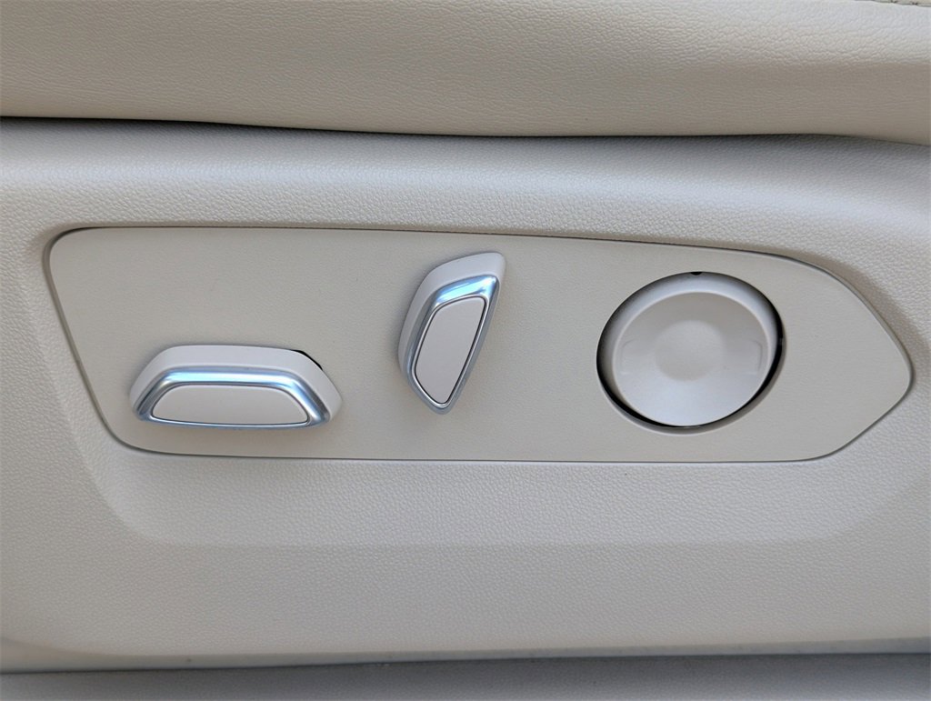 Used 2022 Cadillac Escalade Premium Luxury image 29