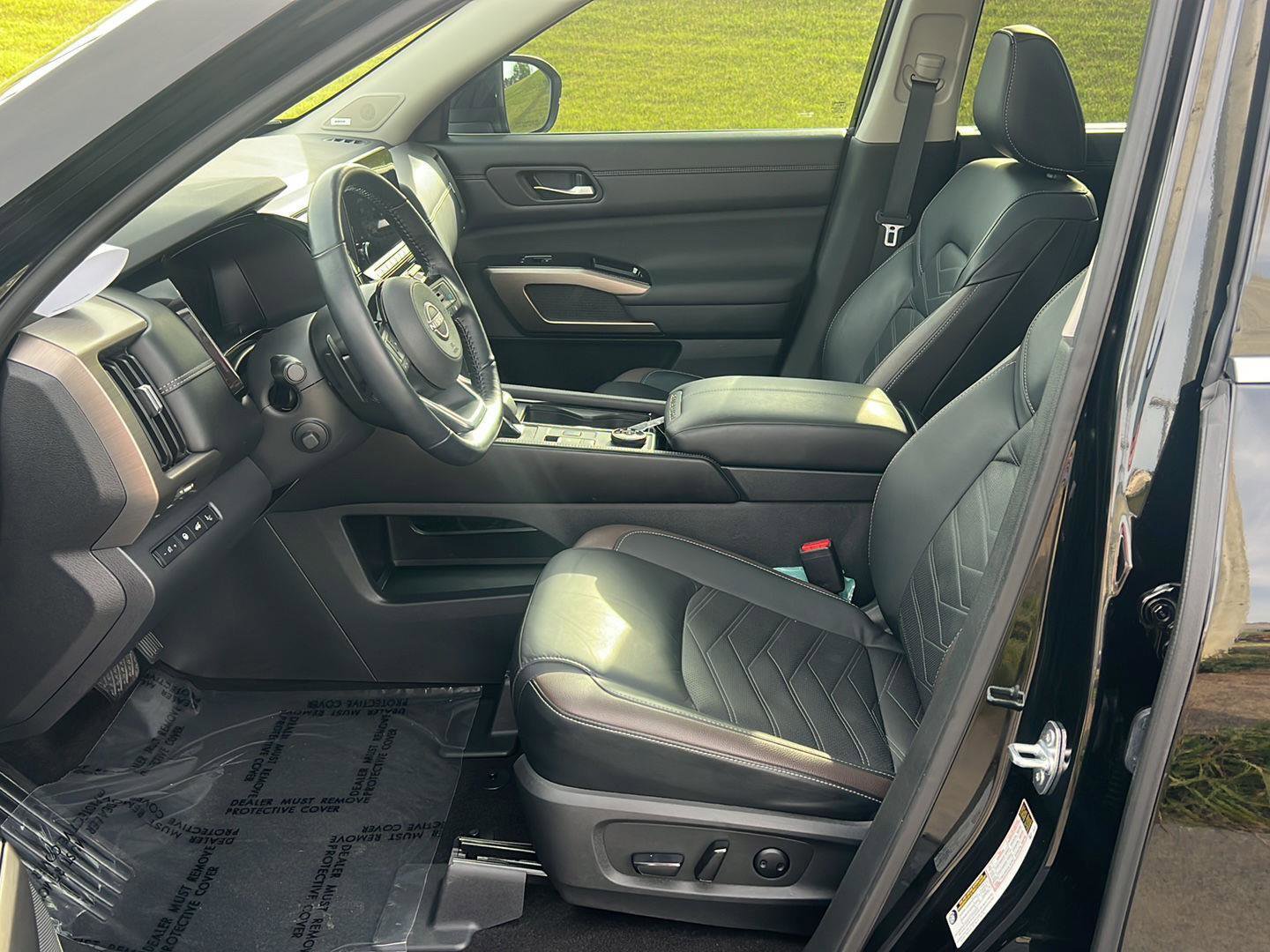 Used 2023 Nissan Pathfinder Platinum image 10