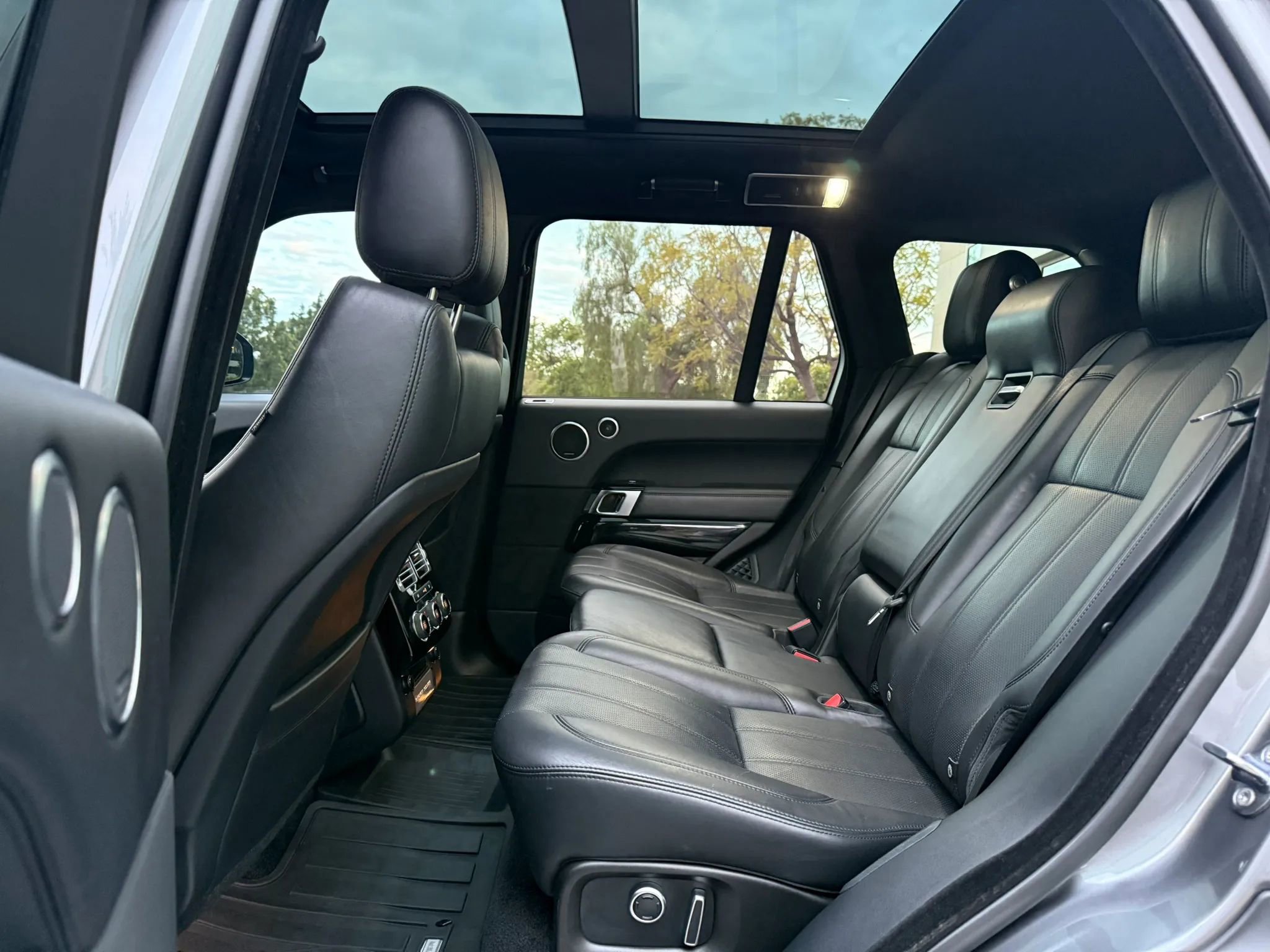 Used 2017 Land Rover Range Rover Supercharged AWD/4WD image 14