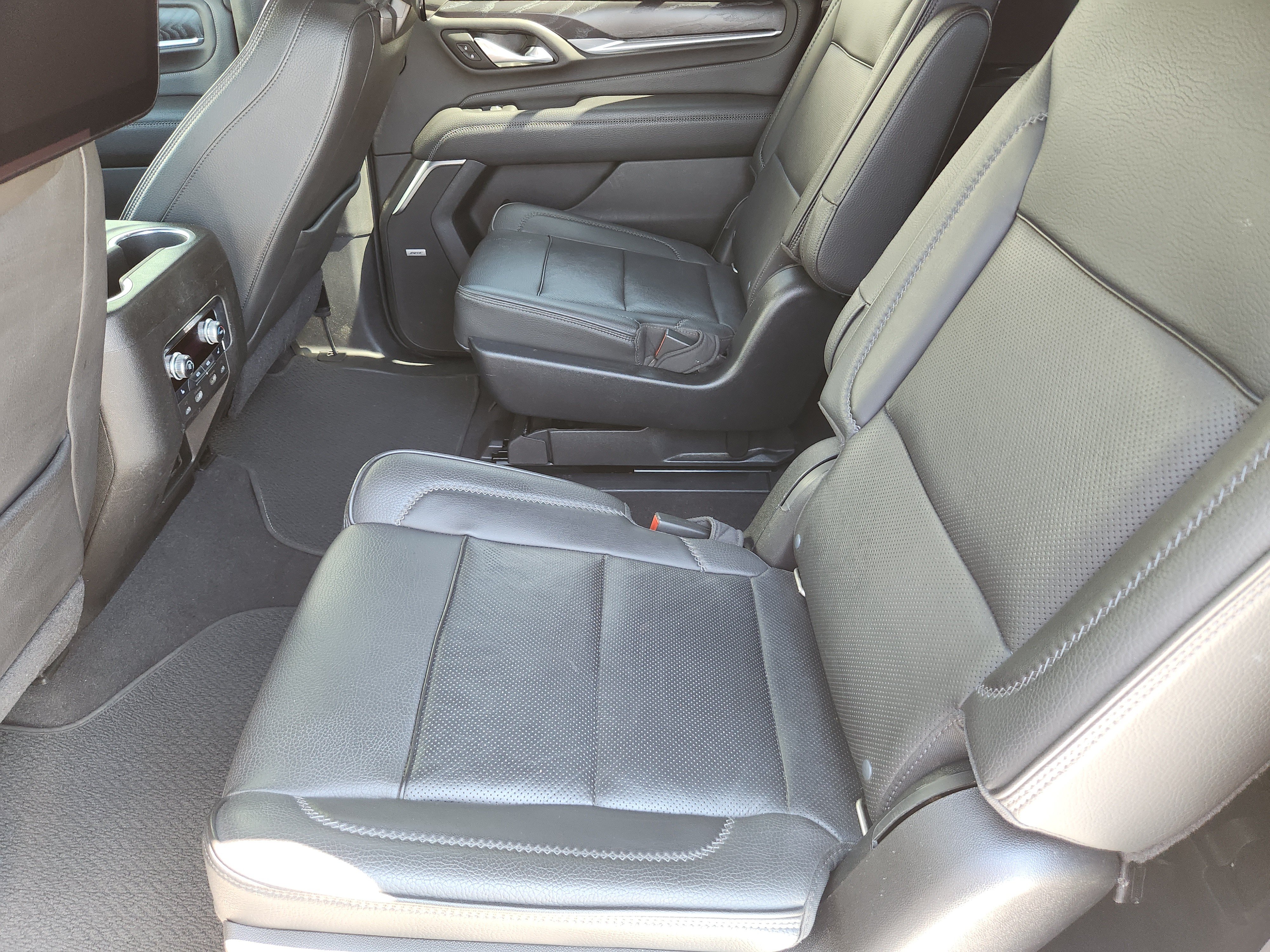 Used 2021 GMC Yukon XL Denali w/ Denali Premium Package AWD/4WD image 32
