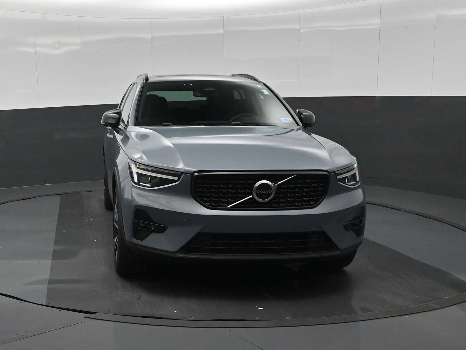 Used 2023 Volvo XC40 B5 Plus w/ Driver Assist Package AWD/4WD image 3