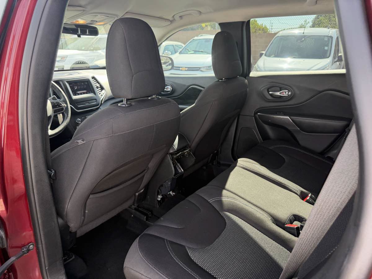 Used 2019 Jeep Cherokee Latitude w/ Popular Appearance Group FWD image 17
