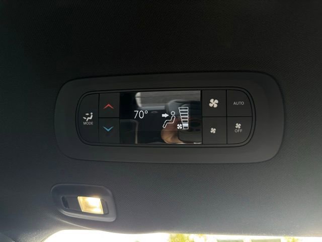 Used 2025 Chrysler Pacifica Limited image 25