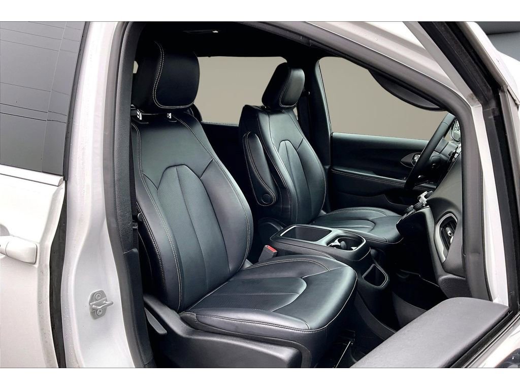 Used 2025 Chrysler Pacifica Select image 8