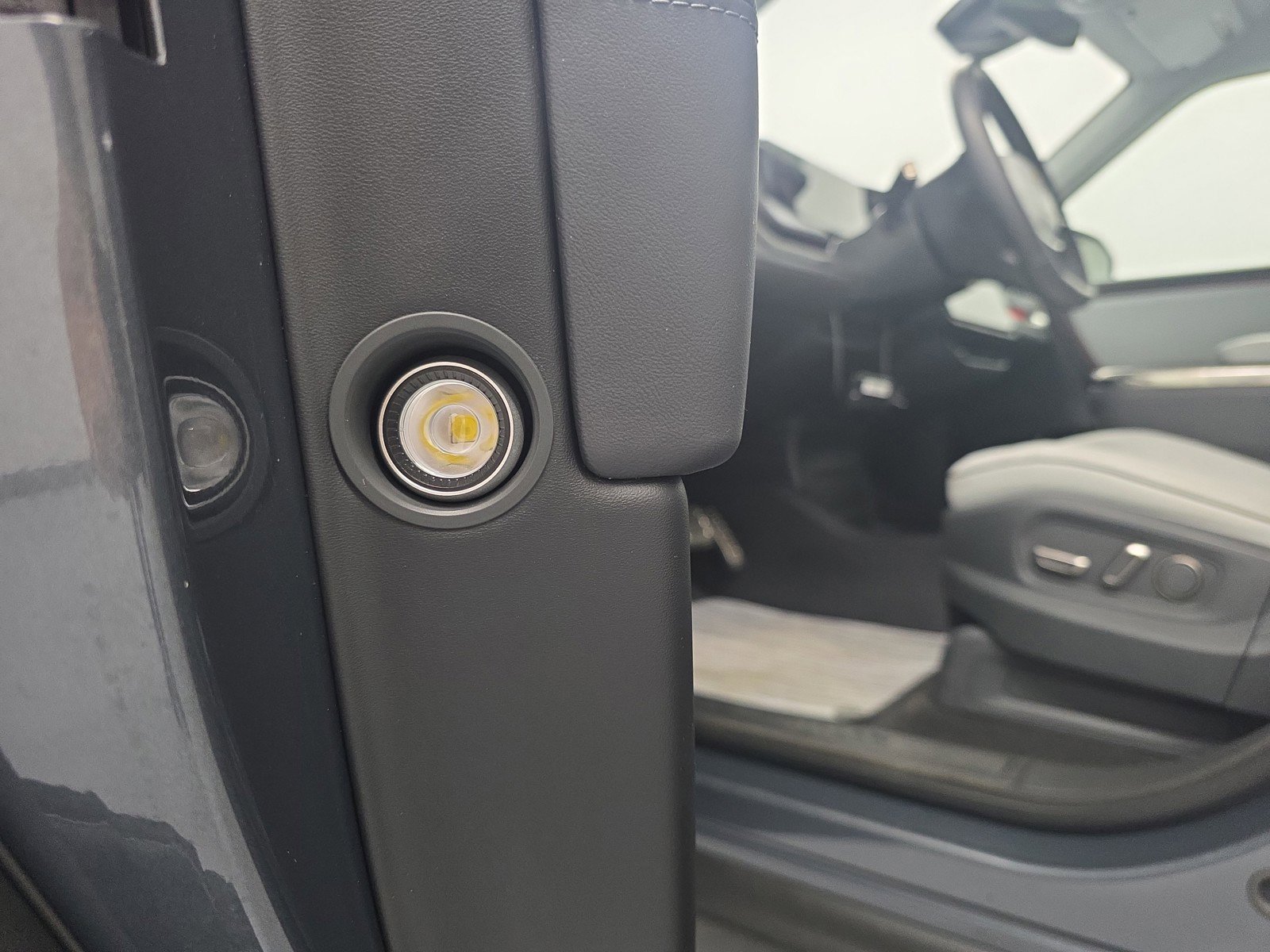 Used 2023 Rivian R1S Adventure AWD/4WD image 32