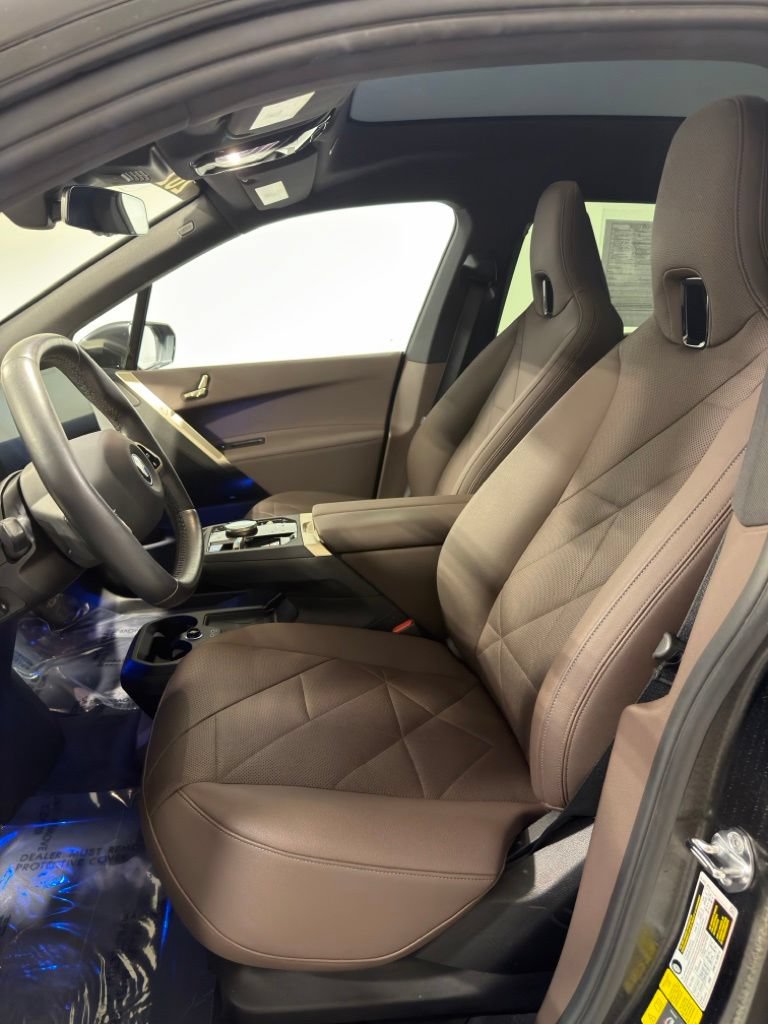 Used 2024 BMW iX xDrive50 w/ Sport Package AWD/4WD image 4