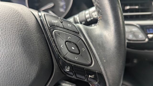 Used 2018 Toyota C-HR XLE FWD image 25
