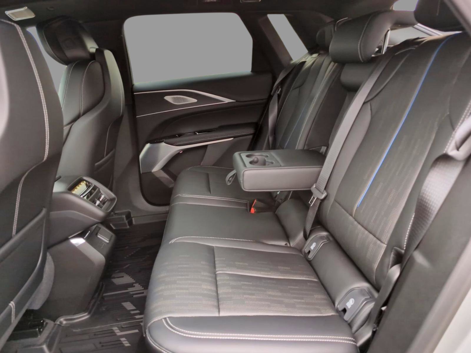 New 2026 Cadillac Lyriq V image 28
