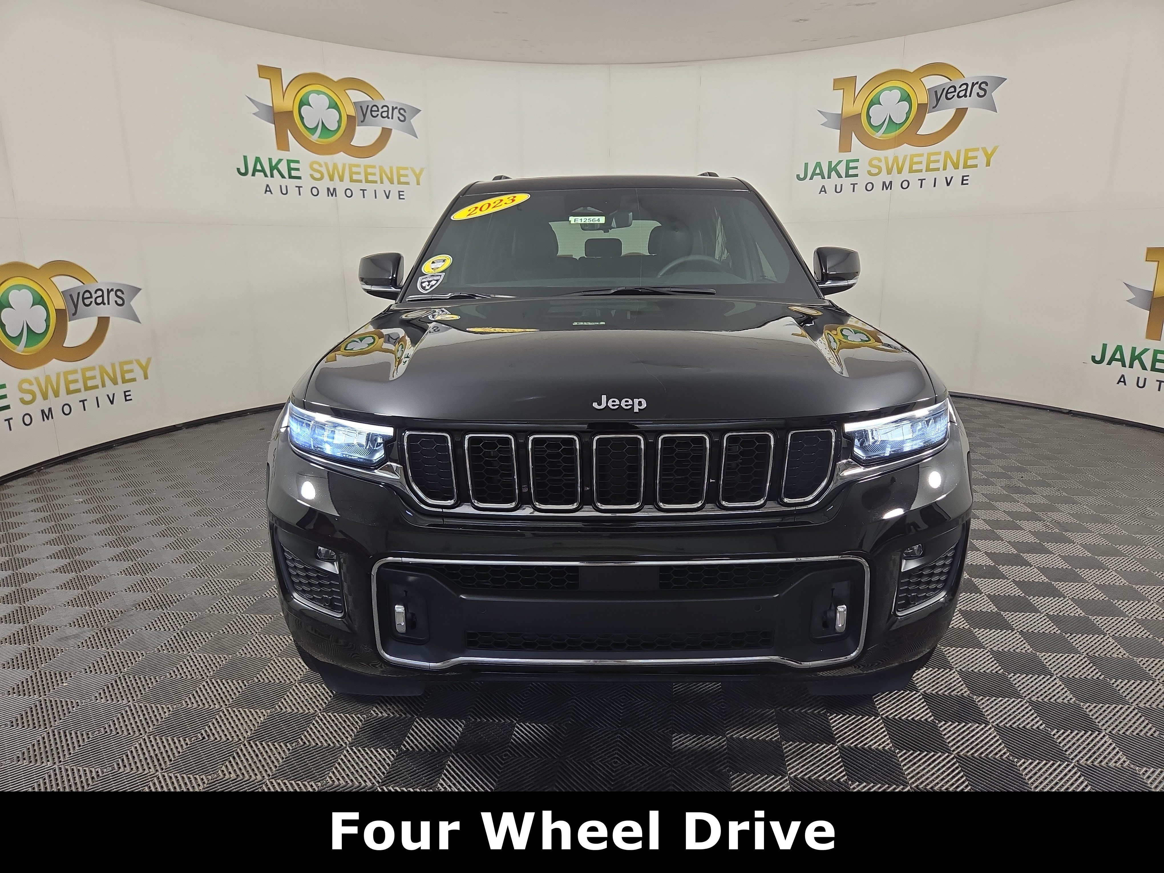 Used 2023 Jeep Grand Cherokee Overland w/ Luxury Tech Group IV AWD/4WD image 3