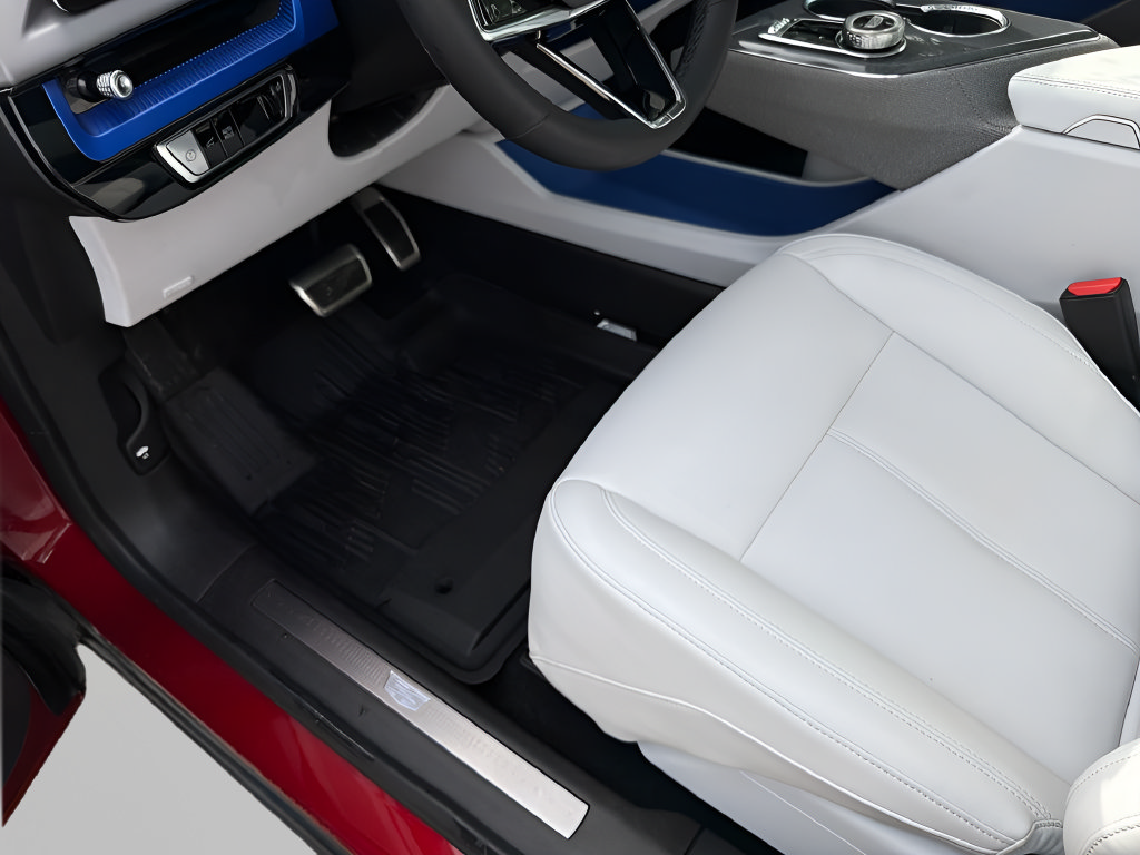 Certified 2025 Cadillac Optiq Sport 1 w/ LPO, Floor Liner Package AWD/4WD image 25