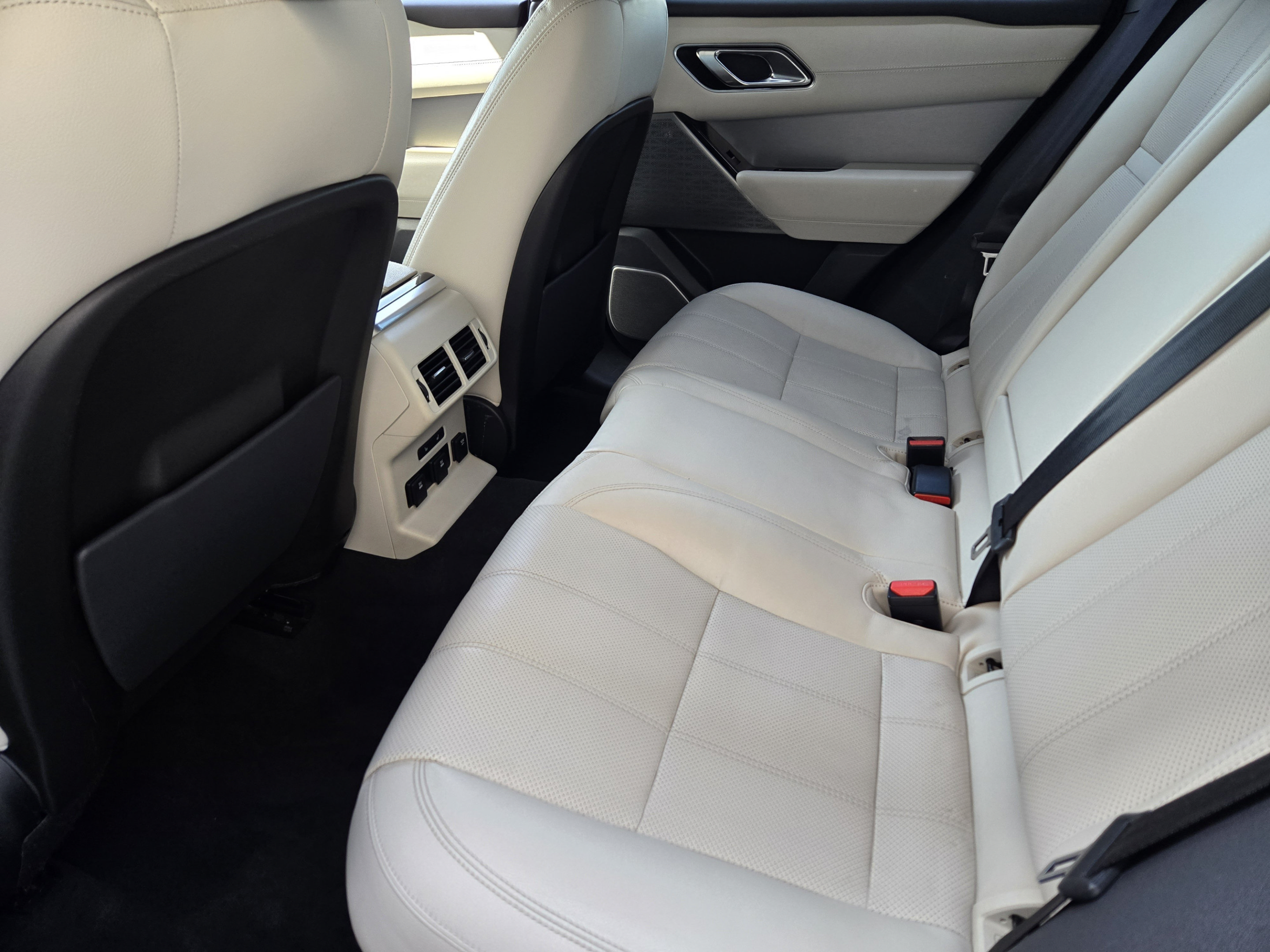 Used 2018 Land Rover Range Rover Velar R-Dynamic SE AWD/4WD image 28