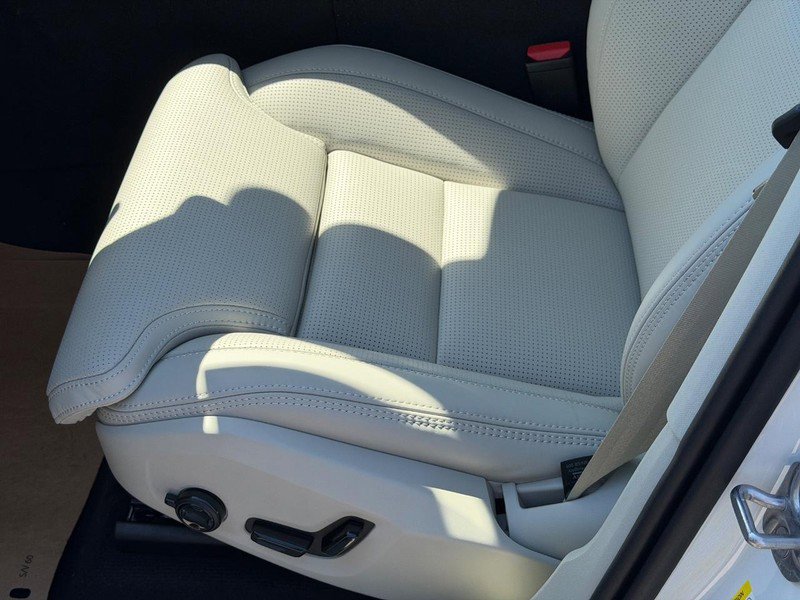 New 2026 Volvo XC60 B5 Ultra w/ Climate Package image 17