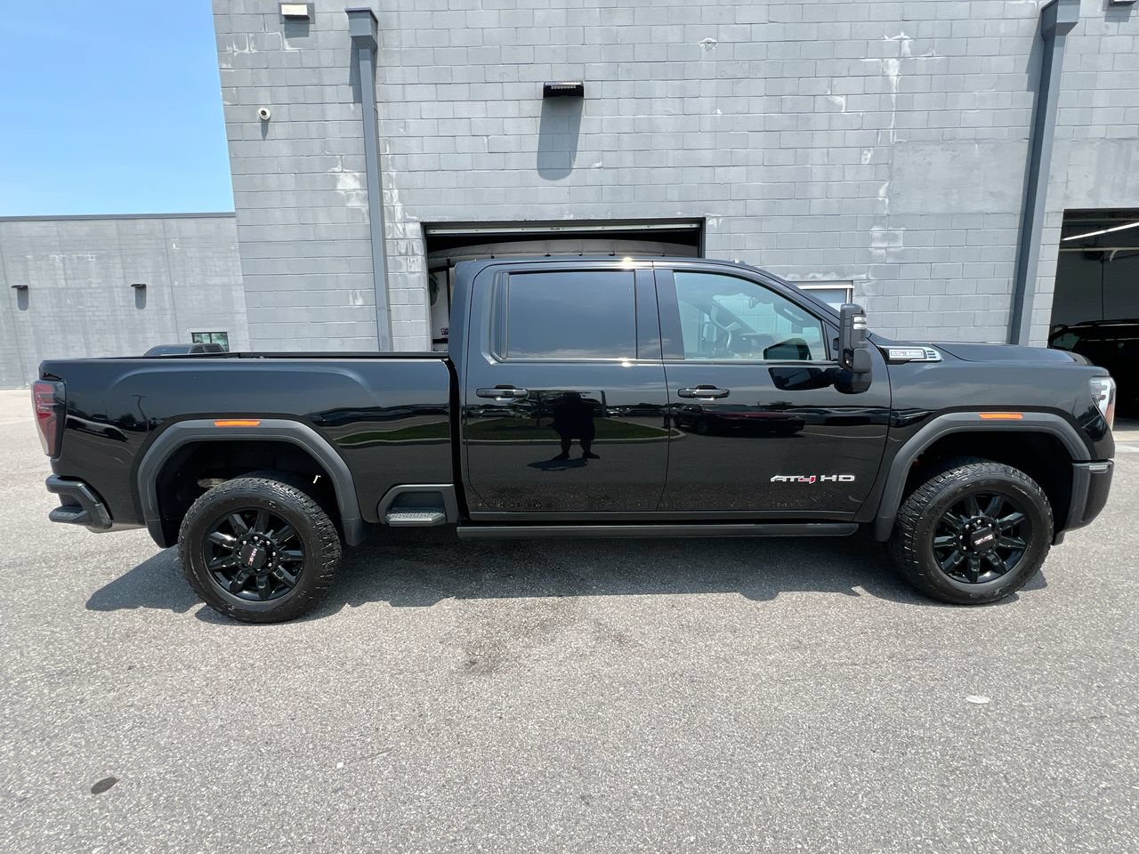 Used 2025 GMC Sierra 2500 AT4 AWD/4WD image 2